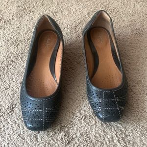 Clarks low heeled women’s shoes size 5 light black